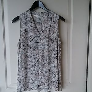 Violet + Claire V-Neck Sleeveless Flower Print Blo